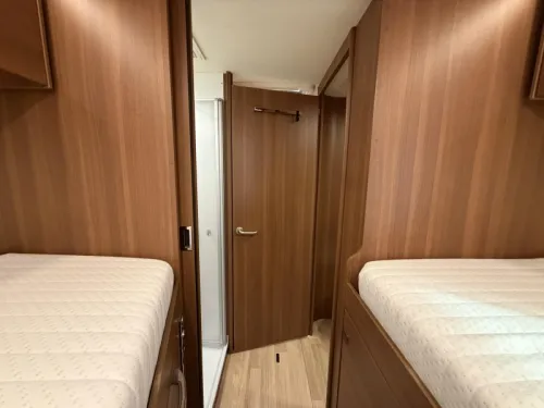 LMC Cruiser 732 T automatic - 5-berths - pop-top roof. photo: 15