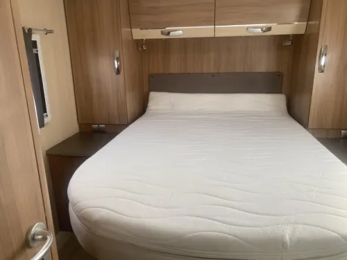 Pilote Aventura P 730 with queen bed AND LUXURY photo: 30