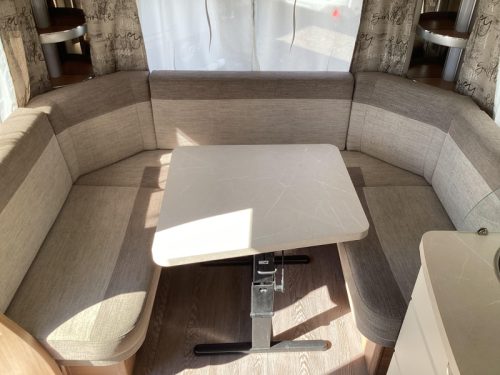 Hobby De Luxe 460 UFE omnistor photo: 2
