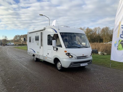 B&uuml;rstner El&eacute;gance 660 Integral, French bed & pull-down bed, Swivel seats, Hydraulic leveling jacks, Year 2004 Camper Centrum On the Road at Noorderringweg 4 in Marum.