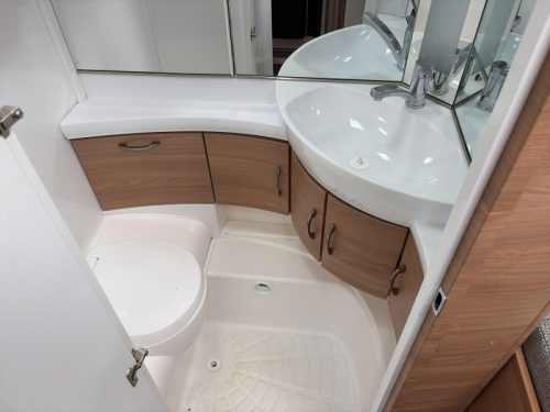 Hobby De Luxe 490 KMF Mover/Awning  photo: 8