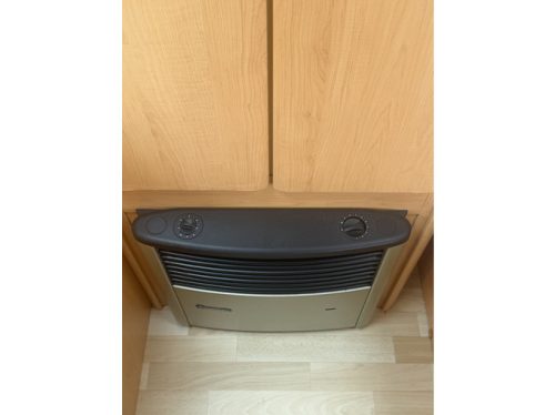 Hobby de luxe 400 SF transverse bed 4 berths awning mover screen door heater truma toilet photo: 9