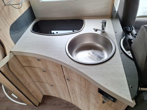 Eura Mobil Profila RS 720 QB FIXED BED+POP-TOP ROOF  photo: 6