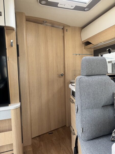 Hymer B MC I 680 &eacute;quip&eacute; d'un puissant Mercedes 9 G Tronic 170 ch AUTOMATIQUE lits jumeaux + lit pavillon (56  photo : 41