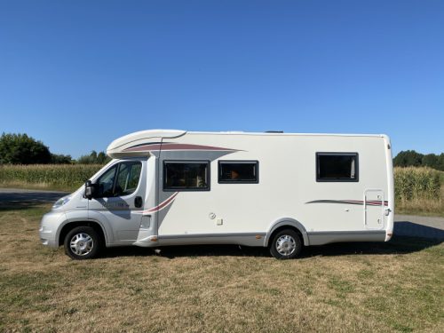Challenger Mageo 118 large double bed photo: 2