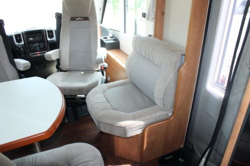 Carthago 4.2 Vollintegriert 2.3 M-jet 148 PS, Alko Fahrgestell light, Motor-Klimaanlage, Hubbett & Querbett, Garage, Drehst&uuml;hle vorne, L-Sitz, Seitensitz, etc. Marum (Groningen) Foto: 7
