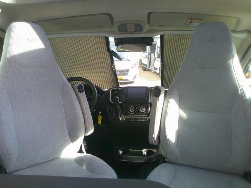 LMC Cruiser 740 EL single beds, Automatic photo: 6