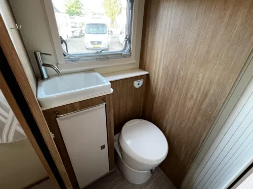 Rimor Seal 69 PLUS Queen bed. 5 seat belts photo: 4