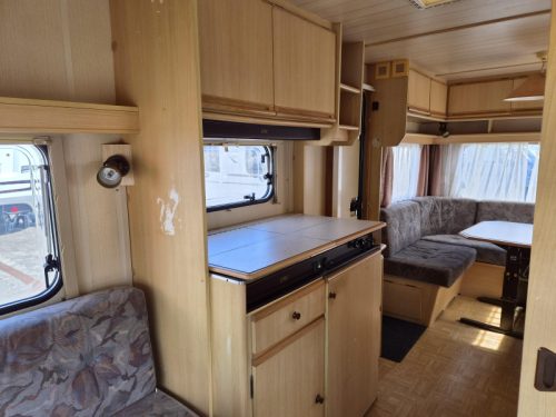 LMC Luxus 490 P Awning - Fold-over bed  photo: 9