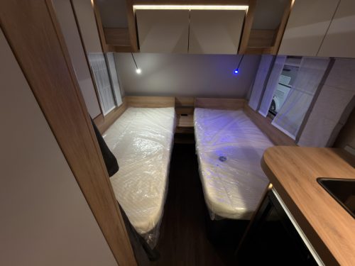 Knaus Sport 460 EU 1800 KG + Einzelbetten Foto: 9