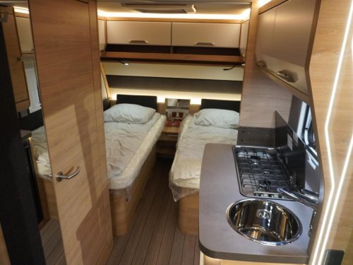 Knaus Sudwind Black Selection 460 EU ENKELE BEDDEN Foto: 3