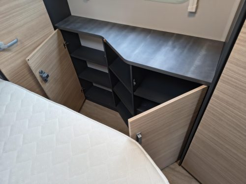 Hobby Optima De Luxe 70 F -Automaat-badkamer achter  foto: 14