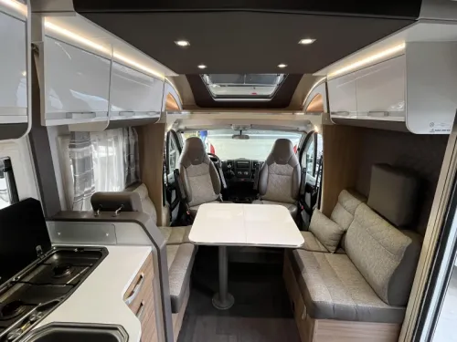 Adria Matrix 670 DC QUEENSBED + HEFBED + AIRC  foto: 6