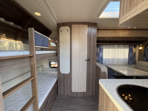 Hobby De Luxe 490 KMF mit STAPELBETT **6 Schlafpl&auml;tze/Rangierhilfe/1. Besitzer//Alufelgen schwarz/2x Solarpanel/Autark/Gepflegter Wohnwagen Foto: 12