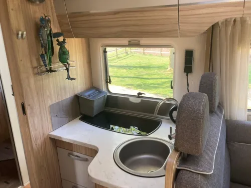 Hymer Tramp CL 698 T Queensbed - Automatic photo: 3