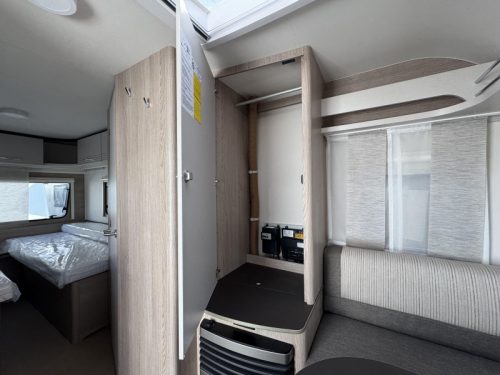 B&uuml;rstner Premio Life 480 TL Mover and Thule awning photo: 11