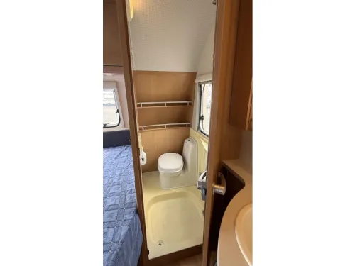 Knaus Sudwind 500 FU franz&ouml;sisches Bett Rundsitzgruppe Toilette Foto: 12