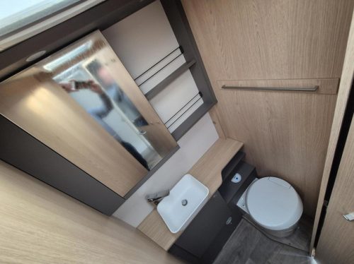 LMC Tourer Lift H 720 Airco, Cruise, Queens Bett + Hubdach Foto: 15