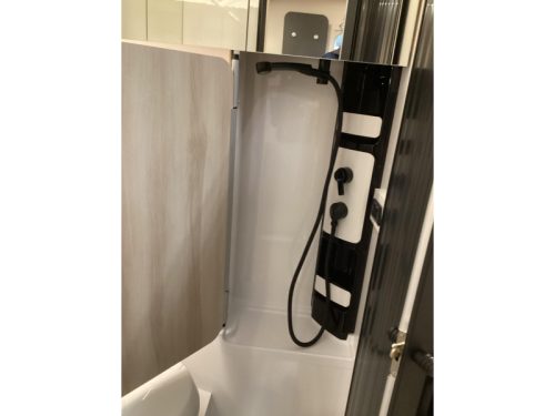 Hobby De Luxe 460 SFF Freestanding bed/Shower photo: 13