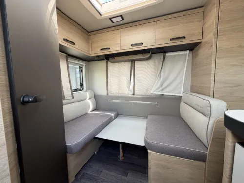 Weinsberg CaraOne Edition HOT 390 QD Sitzgruppe vorne / Querbett  Foto: 6