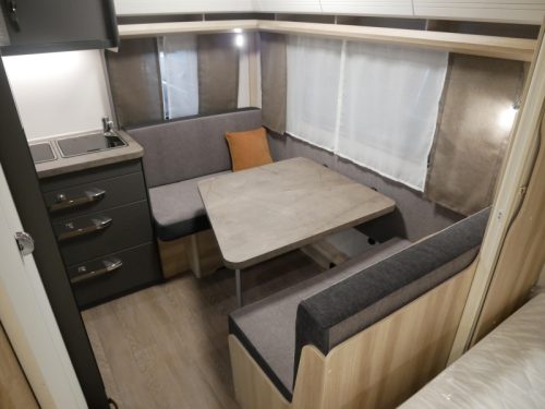 Hobby De Luxe 400 SFE Model 2027 photo: 3