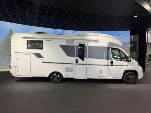 Adria Matrix 670 DC Queensbett / Hubdach | A69 Foto: 1