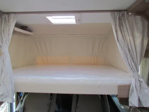 Malibu I 430 LE Single beds/Pop-top roof Automatic photo: 5