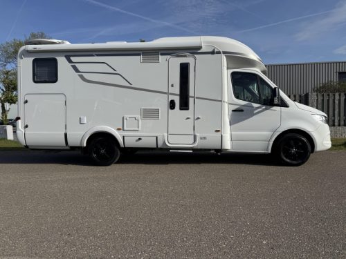 Hymer B-MC T 680 single beds pop-top roof photo: 1
