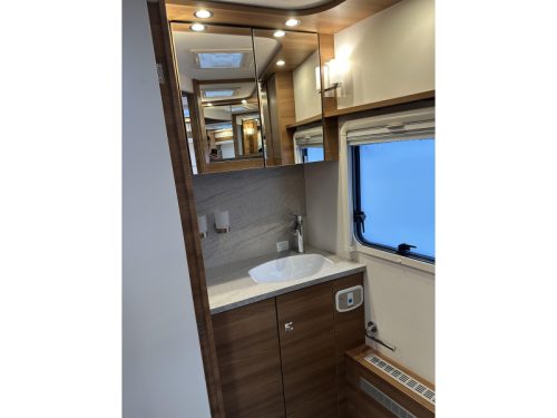 Dethleffs Globetrotter 7850 XLI DBM Premium, Upper cabinets photo: 20