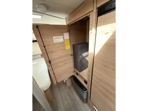 Knaus Sudwind Black Selection 540 UE EINZELBETTEN-XL K&Uuml;HLSCHRANK  Foto: 12