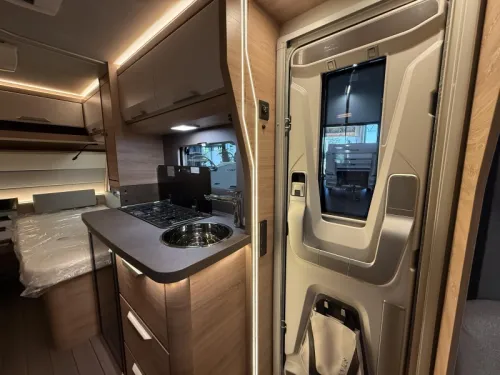 Knaus Sudwind Black Selection 460 EU Einzelbetten / Essecke Foto: 11