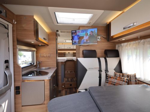 Weinsberg CaraCompact 600 MEG roof air conditioning and tow bar photo: 2