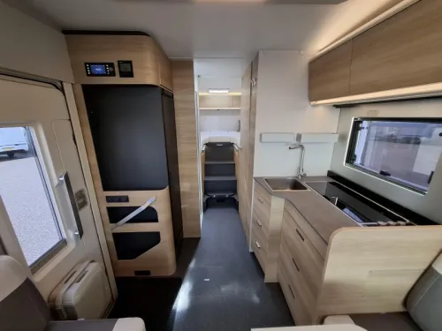 Adria Coral Select 670 DL '27 180pk aut full digi Foto: 12