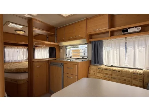Knaus Blue Line 450 TF franz&ouml;sisches Bett Rundsitzgruppe Toilette Foto: 5