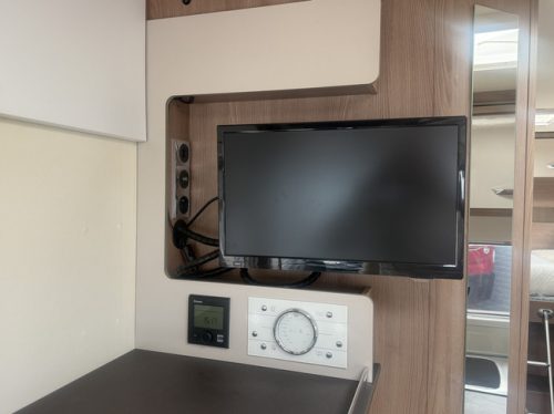 B&uuml;rstner Lyseo T 690 164 PS L&auml;ngsbetten+Hubbett Markise Fliegenschutzt&uuml;r Fahrradtr&auml;ger Solarmodul elektr. Satellit Fernseher Remis Plissee gro&szlig;e Garage Foto: 14