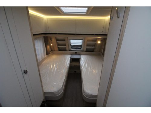 Hobby De Luxe 540 UL Single beds & dinette! photo: 8