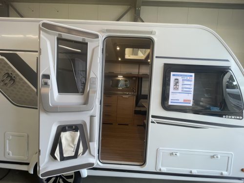 Knaus Sudwind Black Selection 540 UE +underfloor heating+extra awning photo: 2