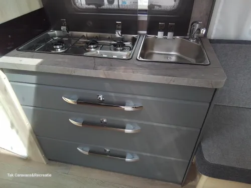 Hobby De Luxe 495 WFB with separate shower and toilet photo: 5