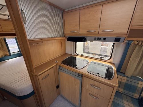 Knaus Sudwind 450 TF Franz&ouml;sisches Bett Rundsitzgruppe Vorzelt  Foto: 12