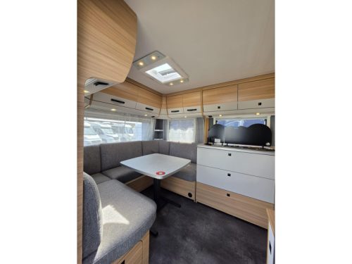 Dethleffs Summer Edition 470 FR U-shaped dinette, French bed photo: 4