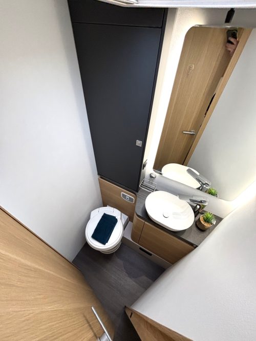 Adria Matrix 650 DC CAMA QUEEN + CAMA ABATIBLE + CARA A CARA 2023 foto: 10
