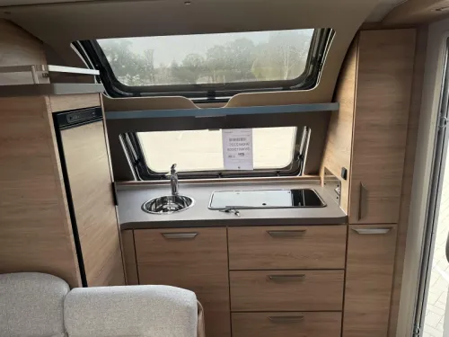 Knaus Sudwind Black Selection 500 PF Kopkeuken / Franz&ouml;sisches Bett Foto: 5