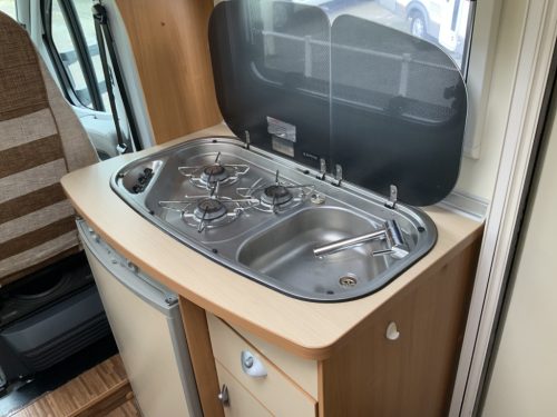 B&uuml;rstner Nexxo 569 Semi-integrated, Train seat, French bed, two swivel chairs, small camper, Year 2010 Camper centrum on the road photo: 14