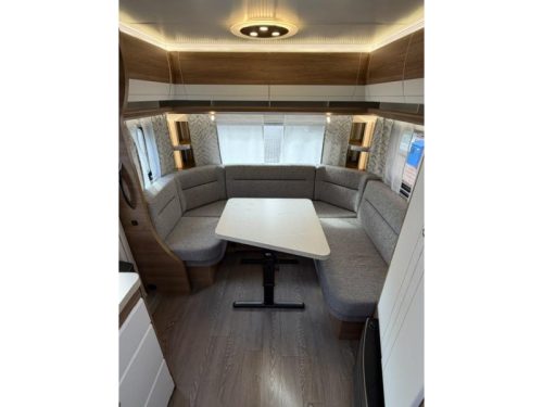 Hobby De Luxe 495 UL Inkl. Rangierhilfe und Markise Foto: 19