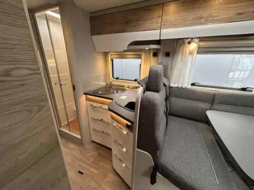 Hymer Exsis-I 678 Einzelbetten, Hubdach  Foto: 11