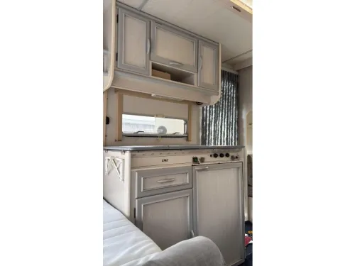 LMC Luxus 390 P seating area bed toilet photo: 4