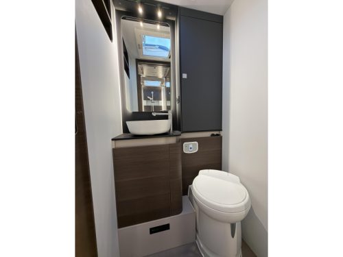 Adria Coral MB Supreme 670 DL Mercedes- L&auml;ngsbetten Foto: 13
