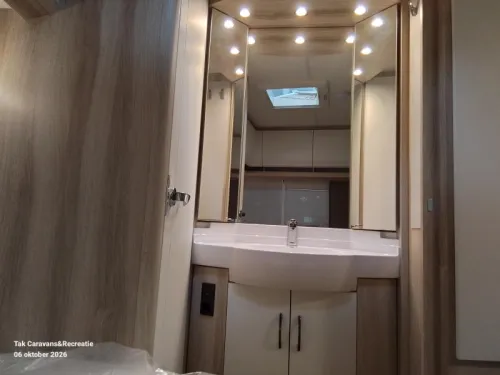 Hobby De Luxe 400 SFE model 2027 frans bed  foto: 5