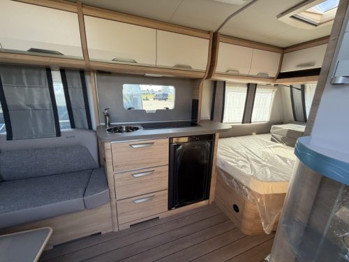 Knaus Sudwind Black Selection 450 FU roof air conditioning / French bed photo: 5