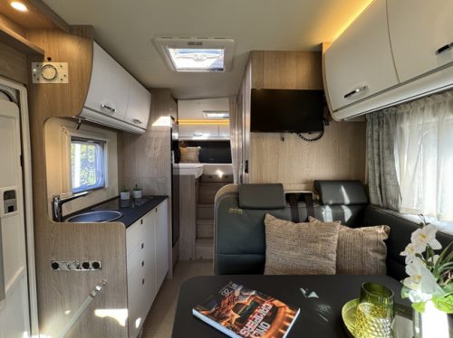 B&uuml;rstner Lyseo Time 690 G Skyline Edition 140 PS 8-Gang AUTOMAAT Euro6 Fiat Ducato **Einzelbetten/Thule V16 Lift Fahrradtr&auml;ger/Satellit Foto: 7